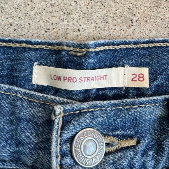 Levi’s low Pro Mid-Rise 90’s-Inspired Straight Leg Distressed Jeans Size: 28 - Picture 7 of 14
